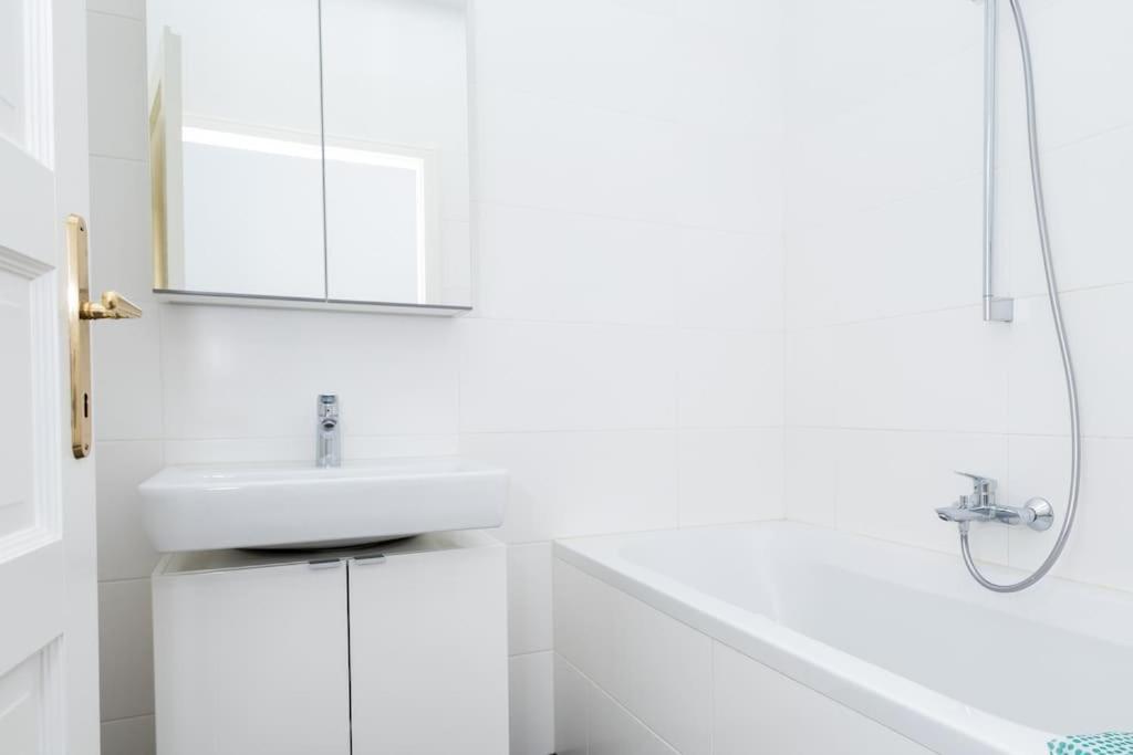 Orestaliving- 3Br On The Daube Canal/Friedensbruecke Vienna Luaran gambar